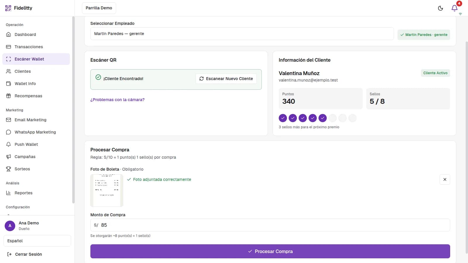 Escáner QR de Fidelitty al registrar una compra: el cliente encontrado con sus puntos y su progreso de sellos, la foto de la boleta adjunta, el monto ingresado y los puntos que se van a sumar.