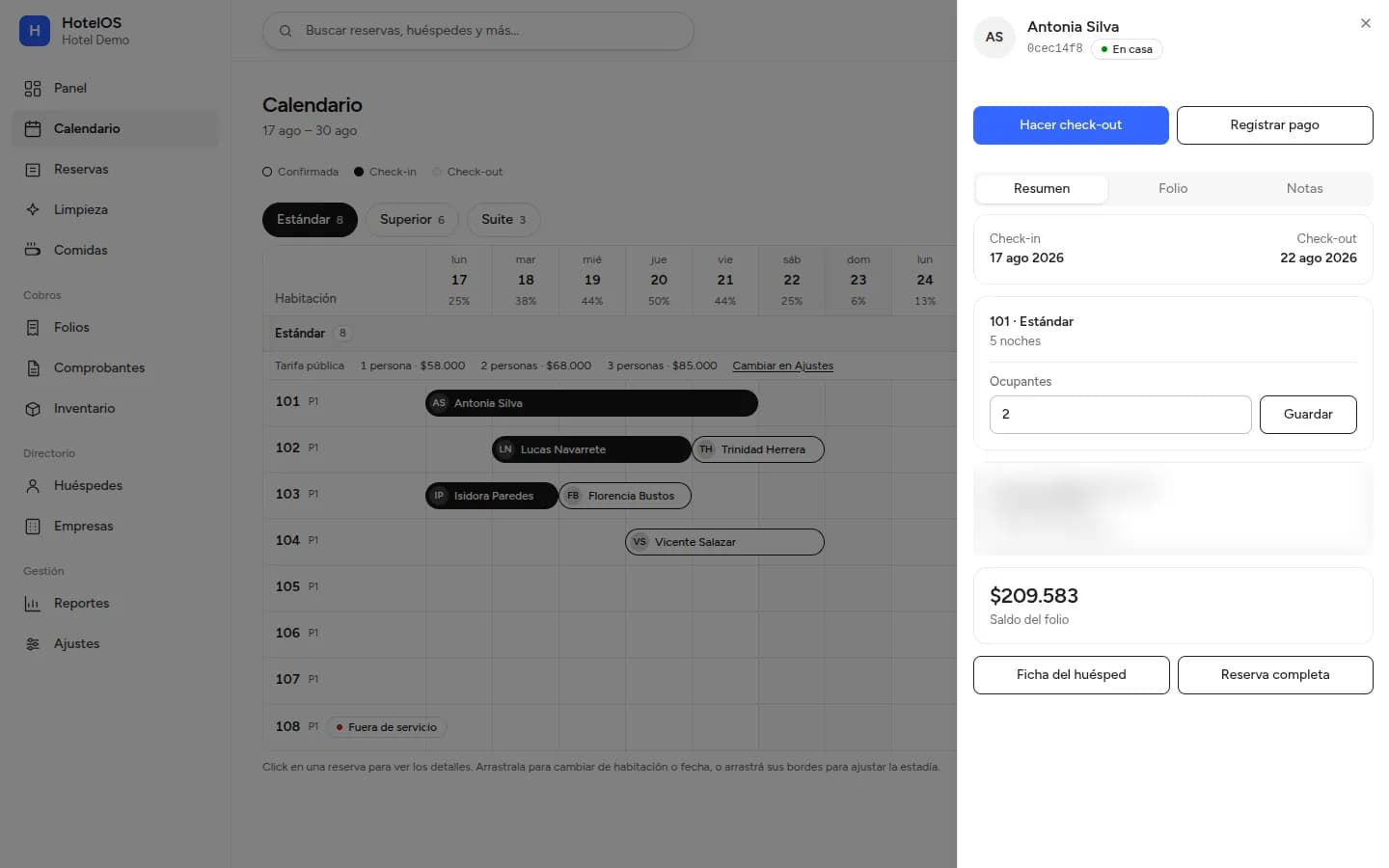 Calendario de HotelOS con el panel lateral de una reserva abierto: fechas, habitación, saldo del folio y los botones para hacer el check-out y registrar un pago.